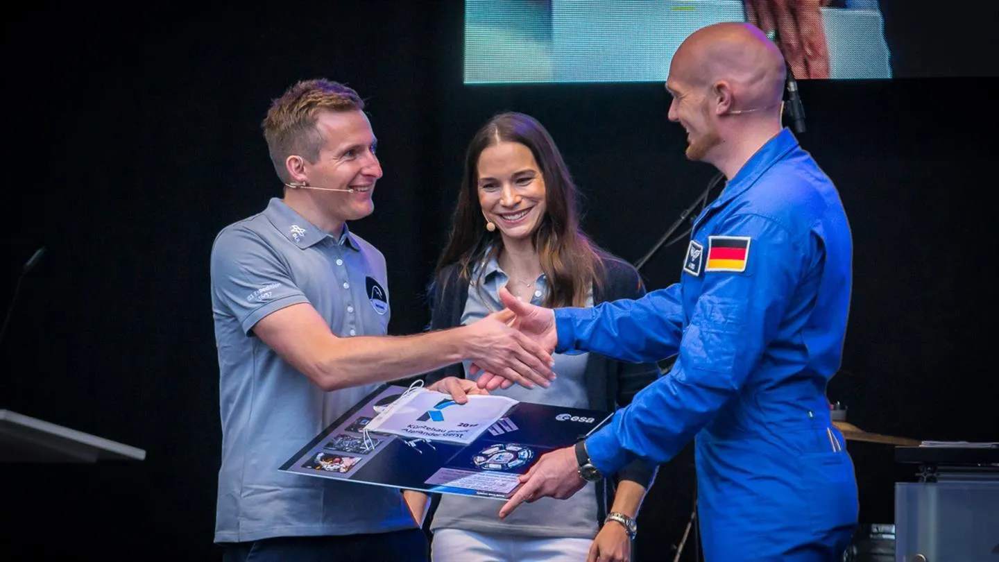 Alexander Gerst überreicht die Stadtflagge, die mit ihm ins All flog